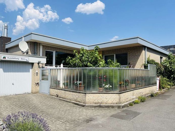 Hochwertiger Bungalow mit vielseitigem Nutzungskonzept: Raum für Familie und berufliche Visionen – Foto 1