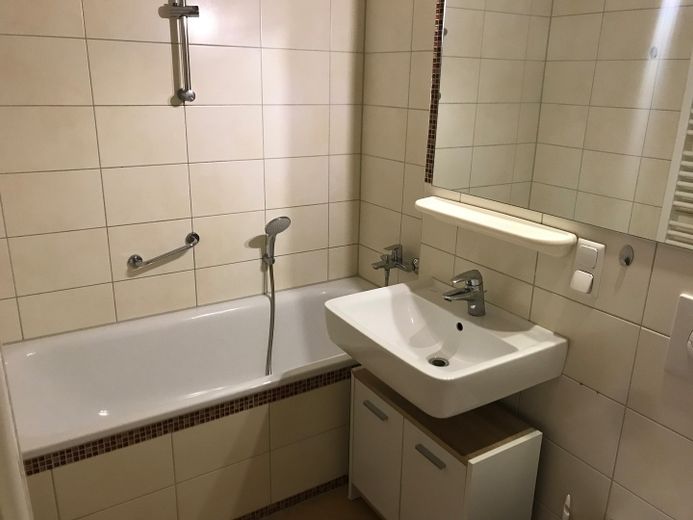 Hell und sehr gut geschnitten! Wohnung mit viel Platz und einem großen überdachten Balkon. – 2. Bad