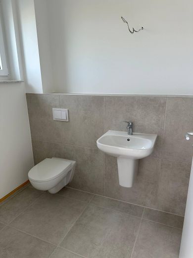 Neubau-Doppelhaushälfte (5 Zi.) mit Garten & Stellplatz – nur noch 1 verfügbar | nahe Berlin/Potsdam – Gäste WC