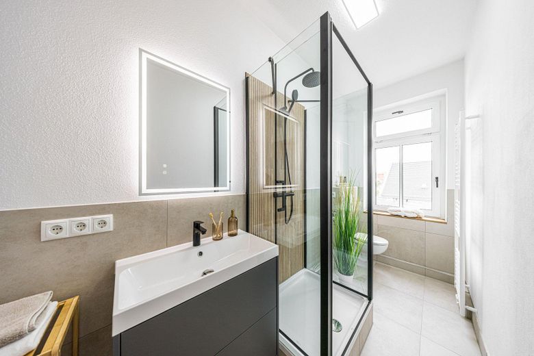 *Erstbezug nach Modernisierung: 2-R Altbau-Wohnung im Leipziger Norden | WG geeignet* – Badezimmer