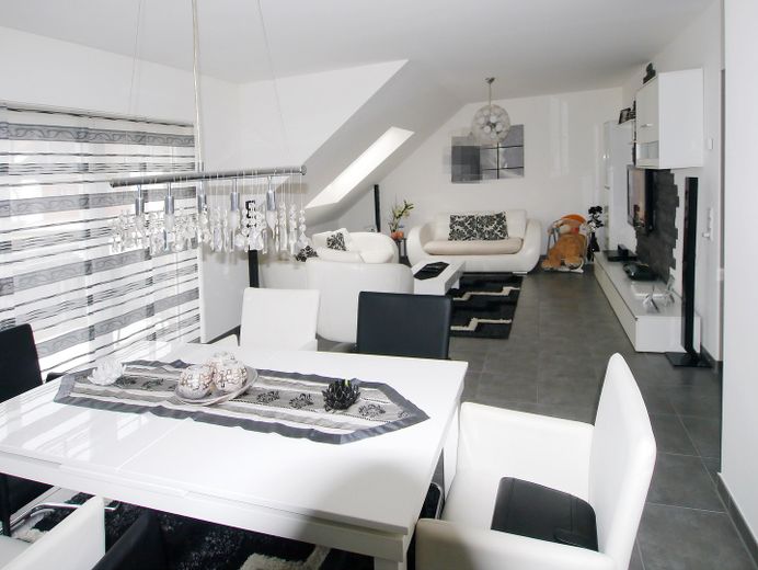 Lichtdurchflutetes Single-Schatzkästchen: Gehobene DG-Wohnung mit Balkon – ESSBEREICH