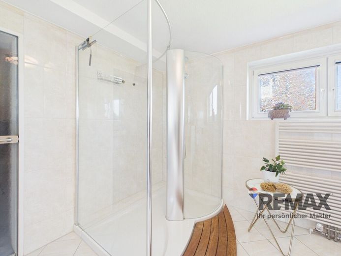 Modernisierter Bungalow mit kleiner Gewerbeeinheit in belebter Lage – Dusche