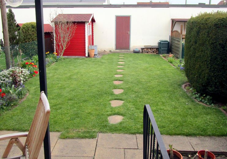 Direct intrekken in uw eigen huis met tuin aan de rand van München – Ansicht Garten mit Garage