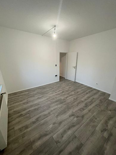 Wohn / Geschätshaus am Bahnhof/Fußgängerzone – Wohnung 1. OG (Saniert 12.25)