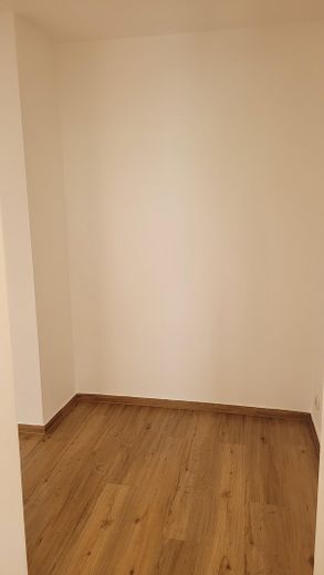 Güzel, aydınlık, yeni yenilenmiş 3 odalı daire – Garderobe