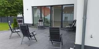 Moderne Luxusvilla: 432 m² Wohnfläche, PV-Anlage, Wärmepumpe & Sauna – Terrassenbereich