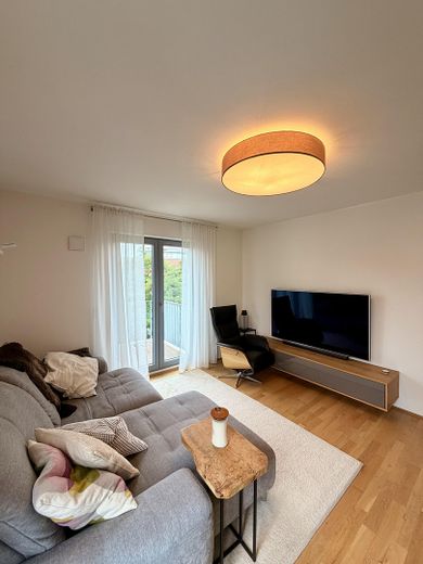Exclusive 4-room apartment with designer kitchen and underground parking space – living at the highest level – Foto 1