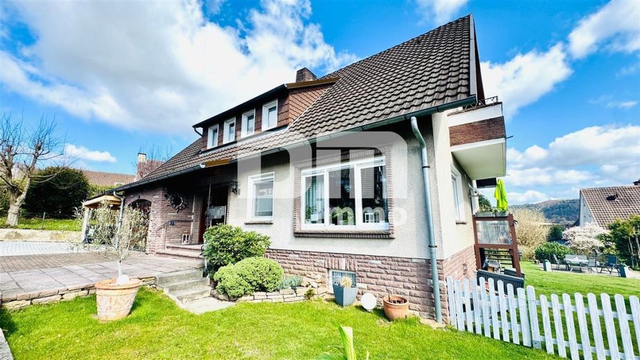 Umfangreich saniertes Ein- bis Zweifamilienhaus in idyllischer Ortsrandlage – Titel Frontansicht