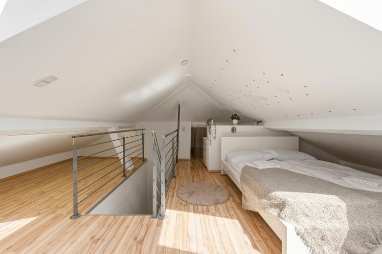 Charmante 4,5-Zimmer Dachgeschosswohnung – Schlafzimmer 1