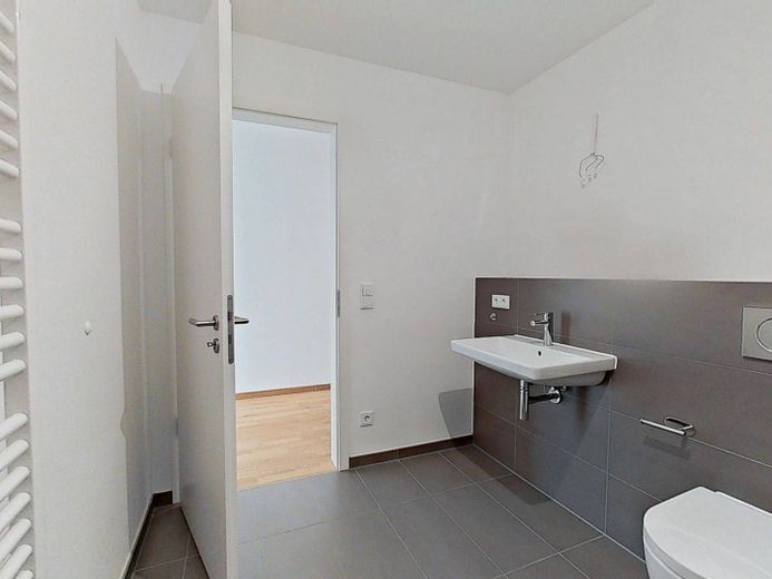 Confort residencial de categoría en una ubicación tranquila: Amplio piso nuevo de 3 habitaciones con terraza soleada y cocina equipada – Ansicht II: Bad