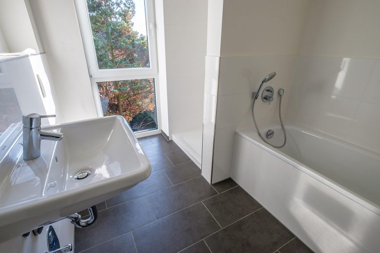 Maisonette-Penthousewohnung in Hamburg Alt-Rahlstedt – Bad Bild 1
