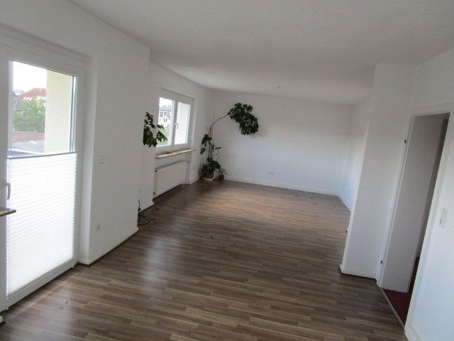 3,5 ZKB Gießen Innenstadt, 4.OG mit Süd-Balkon, und Fernblick – Wohnzimmer mit Süd-Balkon