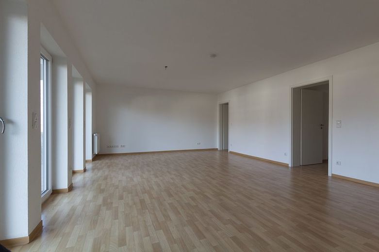 Gebotsverfahren: Modernisierungsbed., teilvermietetes
3-Familienhaus in ruhiger Lage von Höchst – V739-2414-32