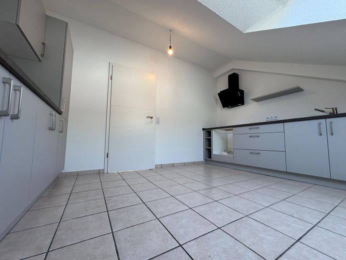 Frisch renovierte 3-Zimmer Wohnung mit Loggia ins Grüne, Einbauküche und Garage – Foto 10