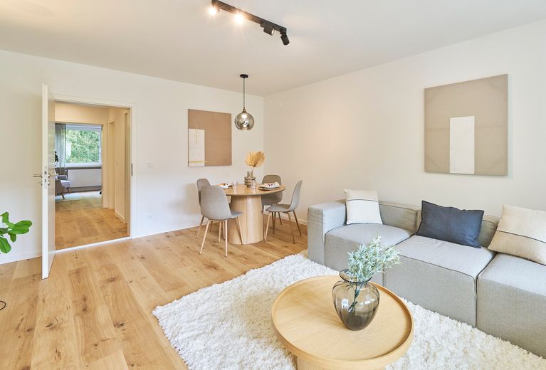 Erstbezug nach Sanierung: Helle 3-Zi.-Wohnung mit sonnigem Balkon & grünem Innenhof in Top-Lage – फोटो 2
