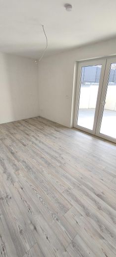 Neubau/Erstbezug, 3Zi, riesige Terrasse, 0,76%KfW Darlehen inkl! Provisionsfrei! – Schlafzim. mit Terrassenzugang
