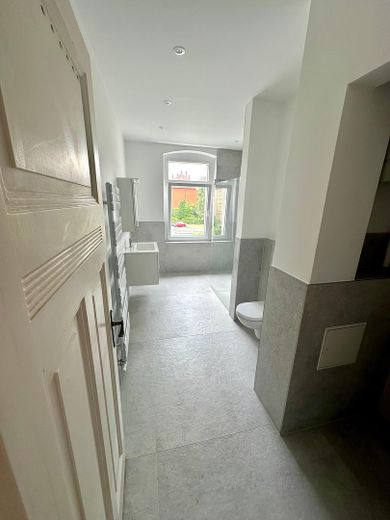 Lichtdurchflutete Altbauwohnung mit Einbauküche und Loggia - Erstbezug nach Sanierung – Badezimmer