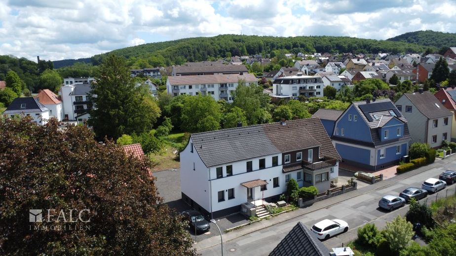 ***Erstbezug nach Kernsanierung - Doppelhaushälfte mit 7 Zimmern und großzügigem Grundstück*** – Außenansicht