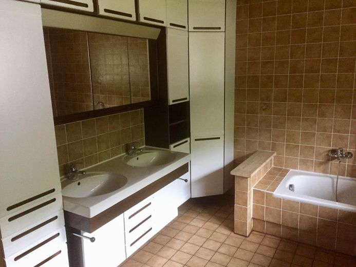Günstige 4,5-Zimmer-Wohnung mit Balkon, Garten und Wärmepumpe in Obereichstätt zu vermieten – Bad
