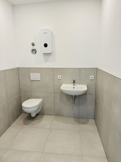 Neuwertige 6-Zimmer-Wohnung mit Einbauküche, Hauswirtschaftsraum und 2 Balkonen – Foto 6