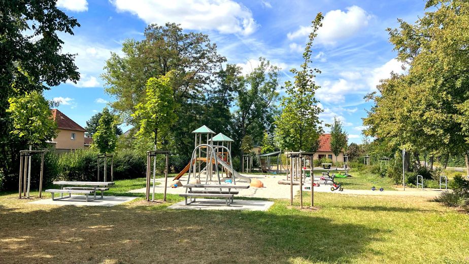 Ruhe mit Blick über Felder: Exklusives wohngesundes Plusenergie-Doppelhaus, S-Bahn fußläufig – Spielplatz fußläufig in 3 Min 