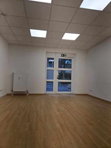 WG-geeignete helle 3,5-Zimmer-Gartenwohnung, Einbauküche, zentrale Lage, Erstbezug nach Sanierung – Zimmer Straßenseite
