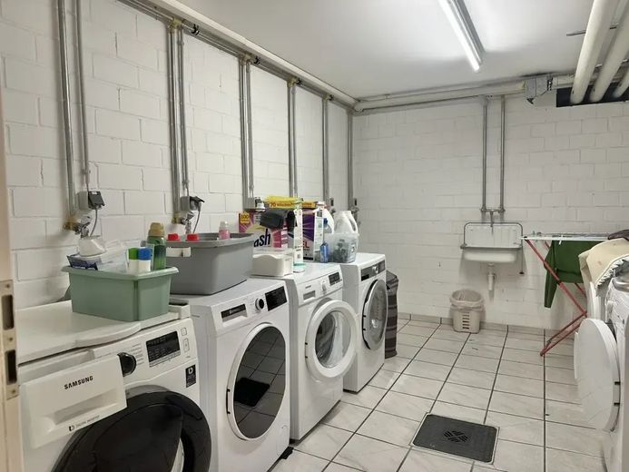 Appartamento di 3 locali senza provvigione con balcone esposto a sud, posto auto in garage sotterraneo e riscaldamento a pavimento – Waschküche