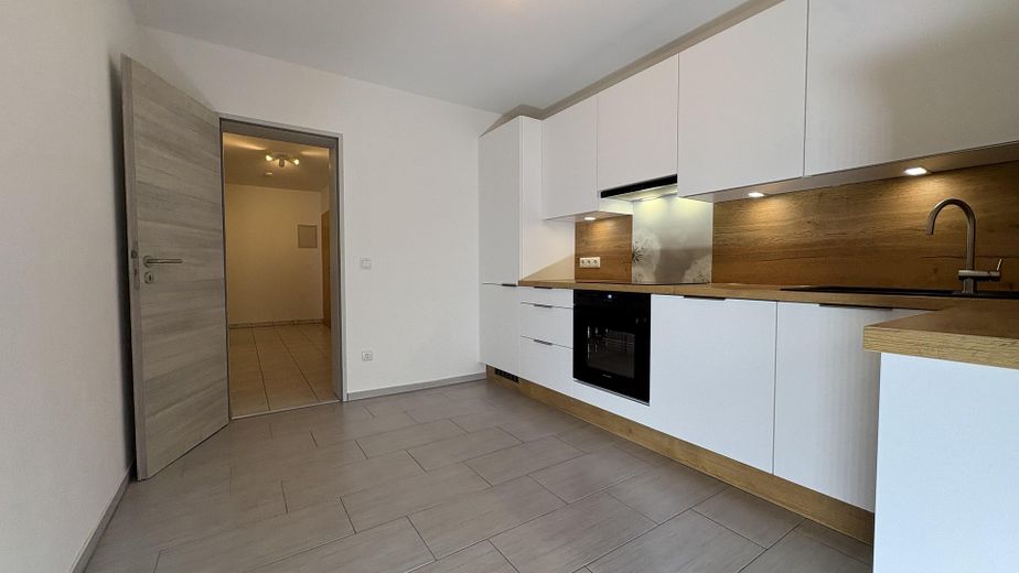 Neue EBK mit Marken E-Geräten