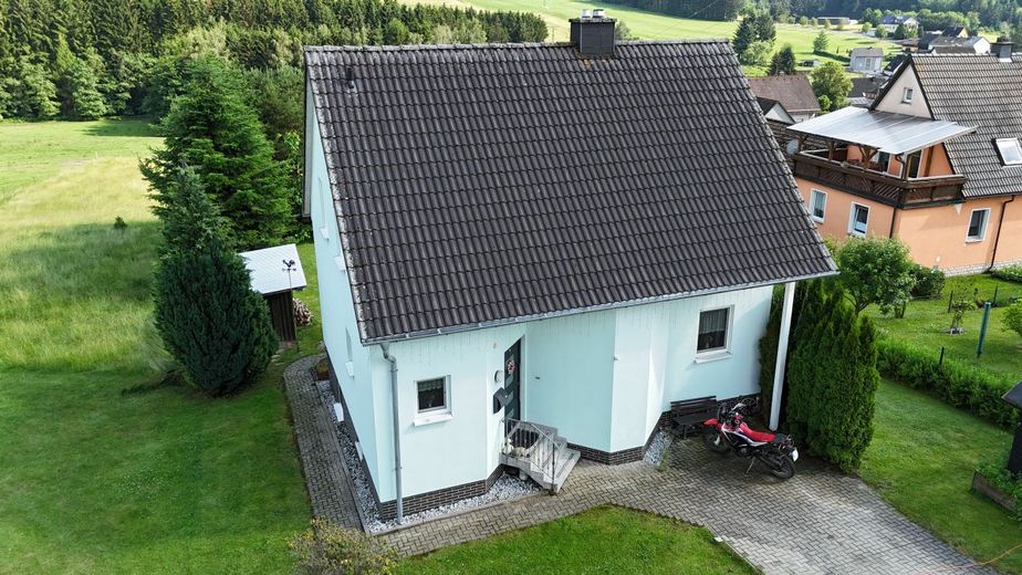 Einziehen und Wohlfühlen: Gepflegtes Einfamilienhaus mit Traumblick und moderner PV-Anlage in Teuschnitz OT Haßlach – Wohnhaus Ansicht Nordwest