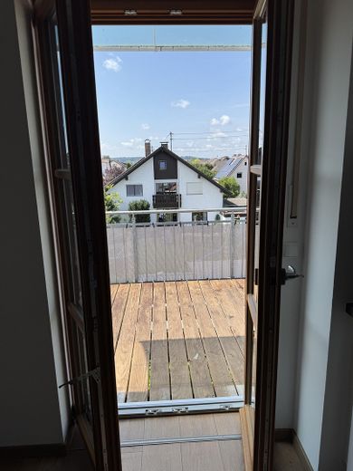 Große Dachgeschosswohnung mit Balkon und EBK in ruhiger Lage – Balkon 1
