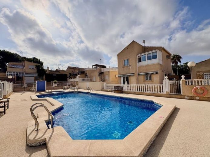 Villa con 4 camere da letto, 2 bagni e piscina condominiale – Foto 1