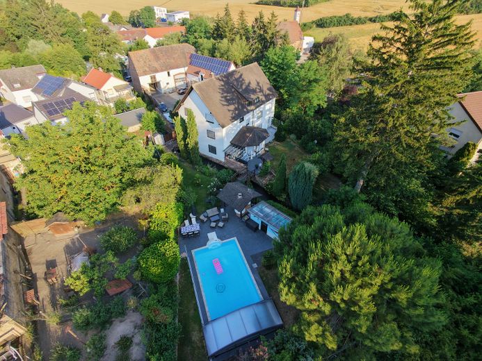 Wohnen am Wasser: Ehemaliges Mühlenanwesen mit Pool, Bachgrundstück und 3 Wohneinheiten – Blick von oben