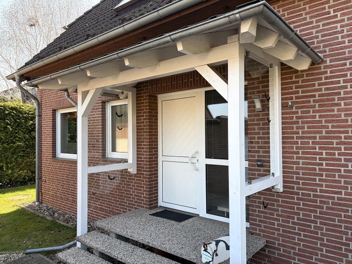 Hauseingang mit Überdachung