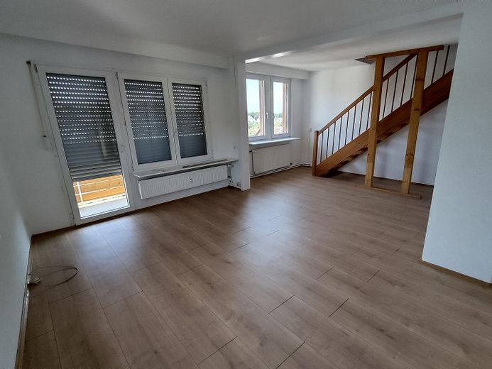 Helle Wohnung mit Teilklimatisierung im Herzen von Lützelsachsen – Wohnzimmer