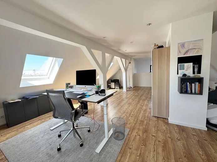 Zukunftssicheres Design-Atriumhaus: Klasse B, 12kWp PV, Klima, Kamin & Einlieger-Option – Studio