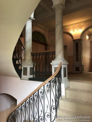 3-Zimmer-Dachgeschoss Wohnung mit BALKON, PKW-Stellplatz und offener Küche im Wohnzimmer zu vermieten! – Treppenaufgang