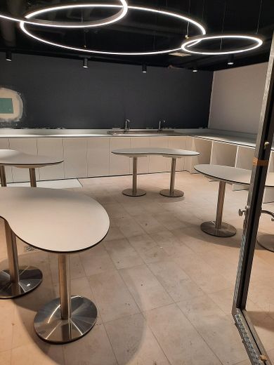 Modernes Apartment im Neubau im Gallusviertel, Monatsweise – Working Space