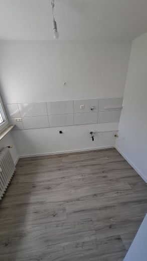 Für Kapitalanleger, nahezu Neubaustandard - 6,1 % Rendite nach Abzug der Umlagefähigen Kosten – Helle Küche mit großem Fenster