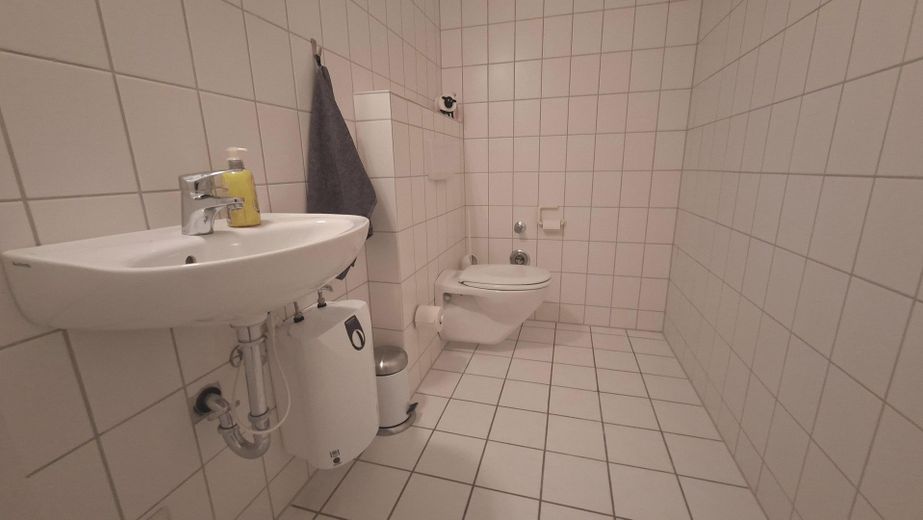 2 otopark yeri dahil aydınlık ofis/muayene birimi – Foto 14