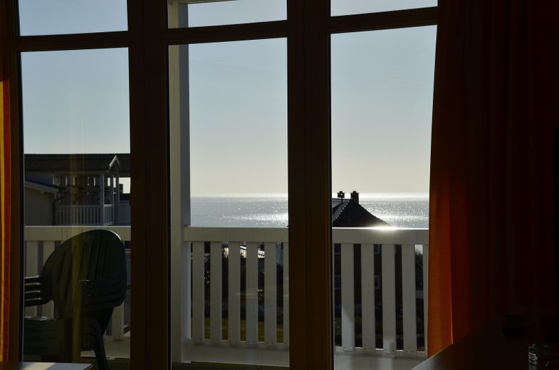 Beim Frühstückskaffee schon den Meerblick genießen – 3-Zimmer-Wohnung in allerbester Lage – Meerblick vom Balkon