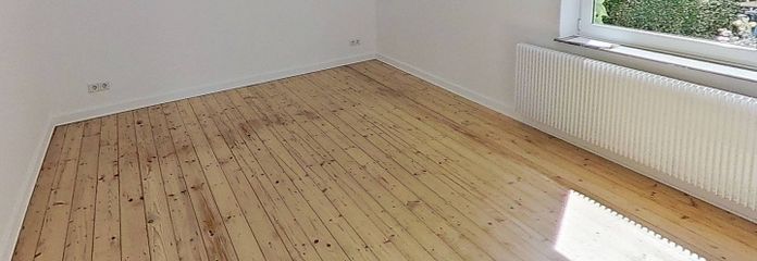 Un lieu où il fait bon vivre : appartement de 2 pièces au rez-de-chaussée avec salle de bains avec baignoire – Ansicht I: Wohn- und Esszimmer