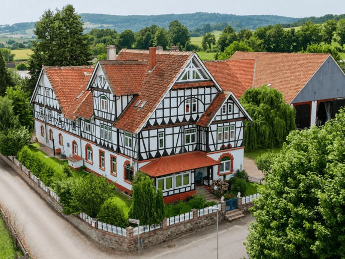 Großer, sanierter Resthof mit vielfältigen Nutzungsoptionen in idyllischem Weserdorf – Foto 1