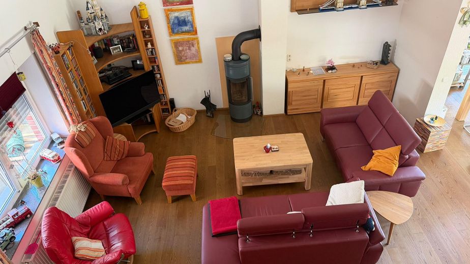 Freistehendes Einfamilienhaus mit Einliegerwohnung – Wohnzimmer von der Empore aus