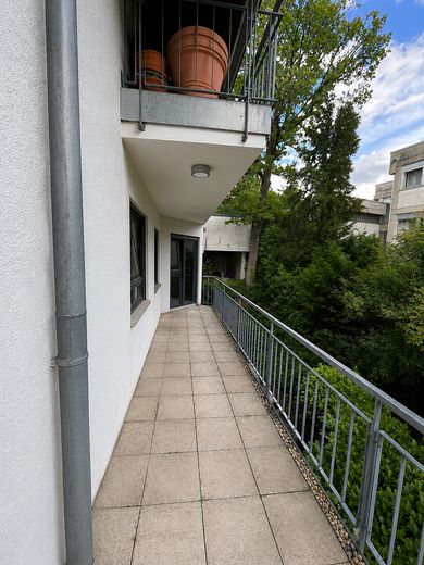 Renovated 3-room apartment with open living concept, panoramic views and garage – Balkon
