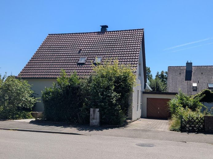 Einfamilienhaus mit Einliegerwohnung und idyllischem Garten in toller Lage, provisionsfrei – Hausansicht