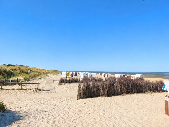 Nur wenige Schritte zum Sandstrand - direkt am 
Wernerwald und ideal für die Ferienvermietung – Erholung pur!