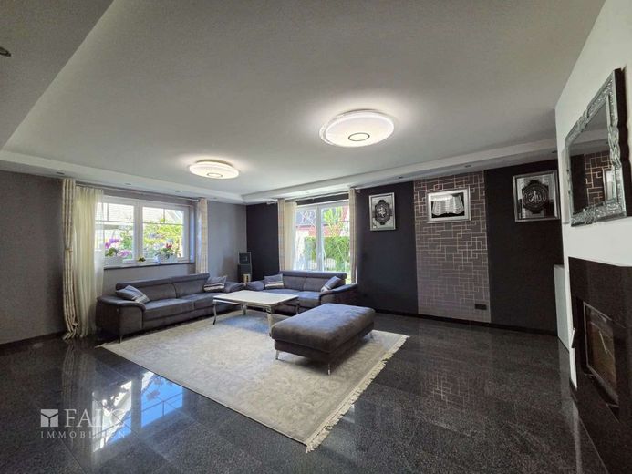 Elegantes Einfamilienhaus mit großzügigem Wohnambiente, Sauna und PV-Anlage – Wohnzimmer