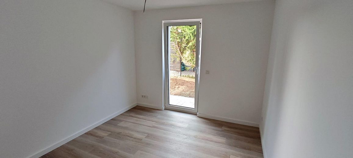 2026’da ilk kez oturuma hazır: Magdeburg’un güneyinde ikiz evin yarısı – bahçe, şömine, ısı pompası, 150 m², A+ – Arbeitszimmer im Erdgeschoss