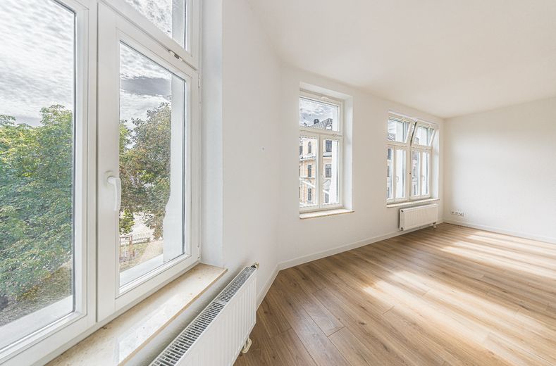 Stilvoll saniert: 2-Zimmer-Wohnung in Leipzig-Altlindenau – Wohnzimmer