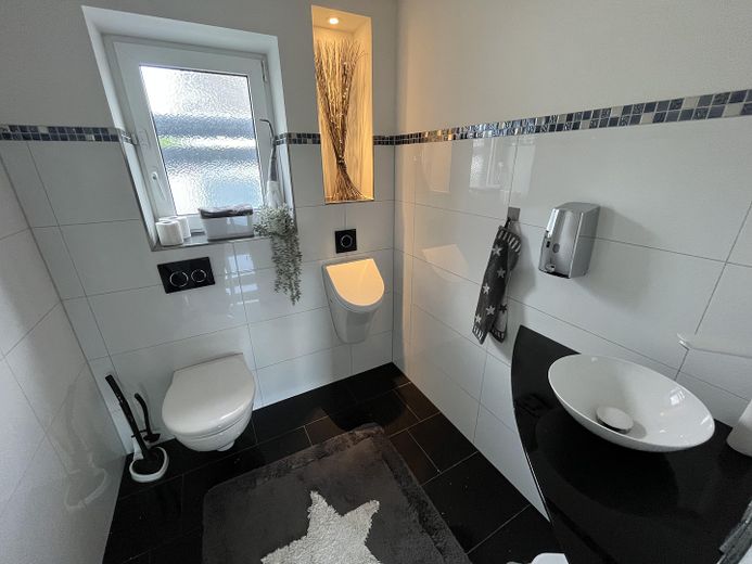 High-quality semi-detached house with top features. – Gäste WC im EG